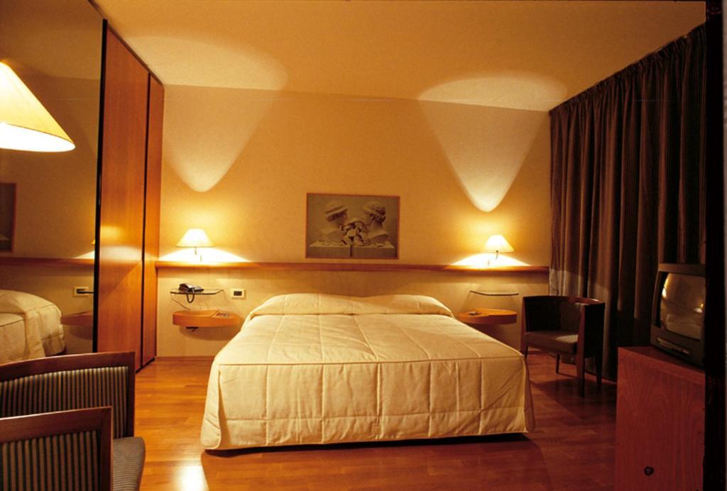 Grand Hotel Berti Silvi Marina Oda fotoğraf